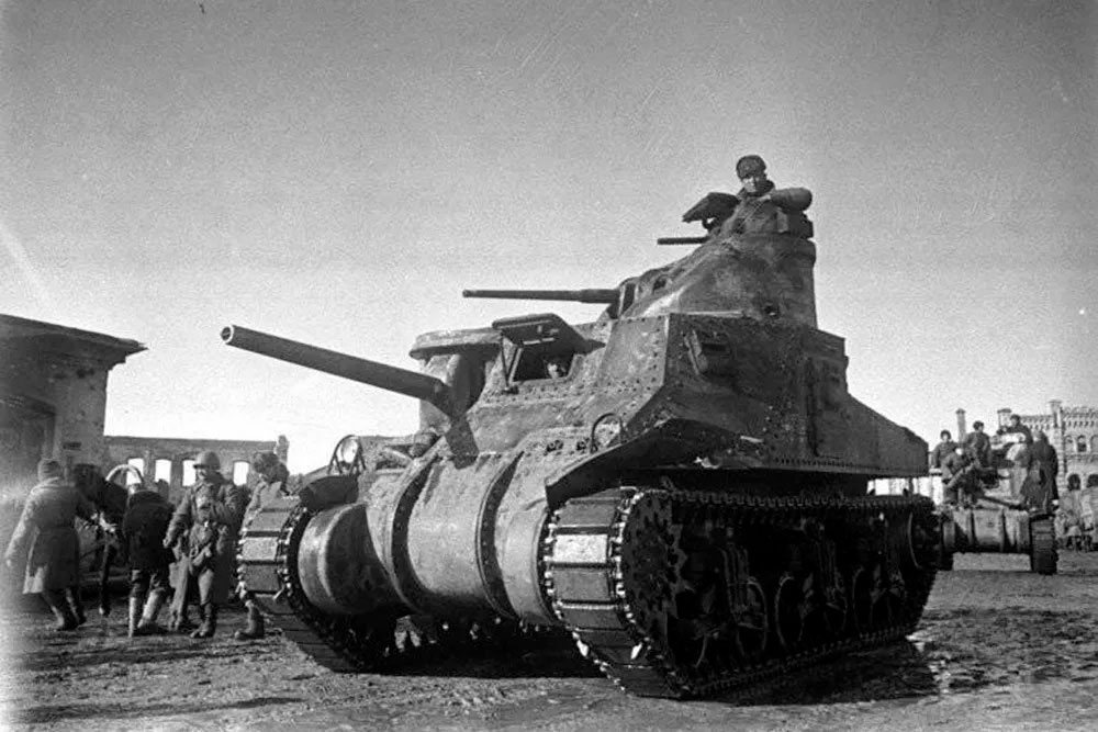 12 марта 1943 года. В освобожденную Вязьму вступает одна из танковых бригад Западного фронта, у которой на вооружении танки M3. Фото: Евгений Халдей